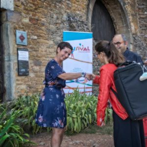 La représentante du Centre des monuments nationaux accueille la musicienne Mélanie Brégant.