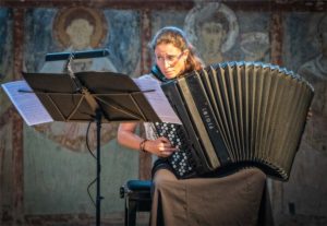 Mélanie Brégant interprète des transcriptions d'œuvres d'église. On croît entendre des grandes orgues dans la petite Chapelle des moines.