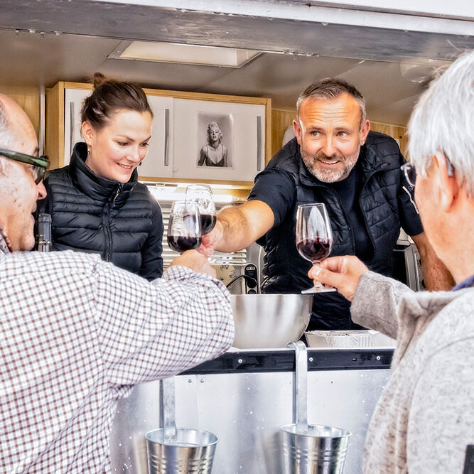 Clarisse et Frédéric, du restaurant Héritage, ont installé leur foodtruck dans la cour du château de Berzé-la-Ville. On se régale !