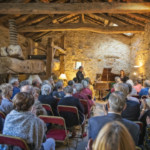 Le festival commence ! Dans un pressoir magnifiquement restauré, on découvre des extraits d'œuvres qui seront jouées pendant le festival.