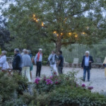 En face, de l'autre côté de la ruelle, et nous voici accueillis pour un buffet haut en saveurs préparé par les bénévoles.