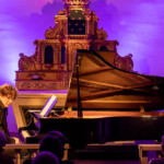 Le lendemain, l'église de Milly-Lamartine accueille Pascal Amoyel dans un programme centré sur Liszt. Des musicodrames côtoient ses plus pages pour piano solo.