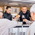 Clarisse et Frédéric, du restaurant Héritage, ont installé leur foodtruck dans la cour du château de Berzé-la-Ville. On se régale !