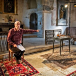 L'église de Berzé-la-Ville se transforme en théâtre de poche avec le comédien-violoniste Roger Germser. Un grand moment de complicité.