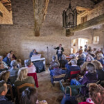 Dimanche matin, dans les anciennes écuries du château de la Roche-Coche, le comédien Olivier Balazuc conte - et savoure ! - les qualités du vin rouge.