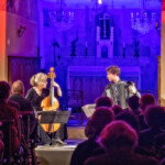 En soirée, l’adorable église de Bussières, pleine à craquer, chatoie aux couleurs de la viole de gambe et de l’accordéon.