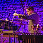 Le percussionniste Laurent Mariusse envoûte la salle à coups de marimba, bols tibétains et autres instruments hautement vibratoires.