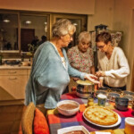 En cuisine, avec son épaule enrubannée, Gabi se fait épauler ;-) par Danielle, elle aussi bénévole du festival en tant que logeuse, et sa fille.