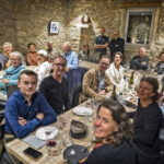 Fin de soirée au restaurant Héritage, point de repère incontournable de Musival, qui régale les artistes entourés de festivaliers et bénévoles.