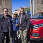 Richard Galliano et son épouse viennent d'arriver en Sud Bourgogne. D'un coup d'auto depuis la gare, Jean-Claude les a conduit au château de la Roche-Coche le temps du déjeuner.