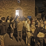 À la sortie de concert, les festivaliers partagent leurs impressions avant de partager un verre de vin offert par la municipalité.